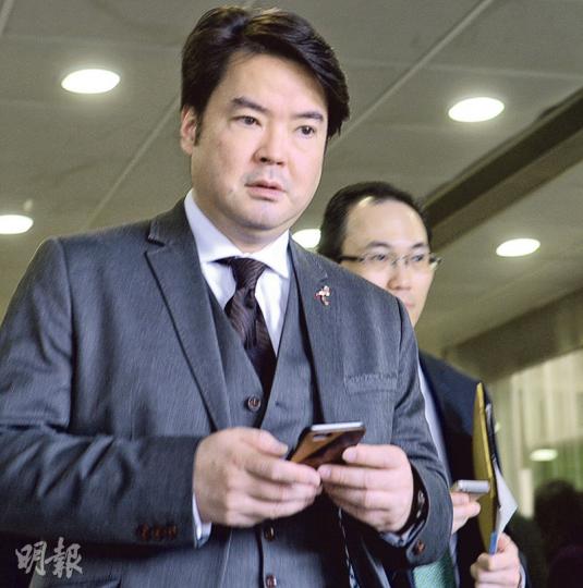 被襲的阮克文(圖)另涉一宗刑事毁壞案,被指毁壞本案被告的手提電話,該案將於本月22日開審。(劉焌陶攝) 被襲的阮克文(圖)另涉一宗刑事毁壞案,被指毁壞本案被告的手提電話,該案將於本月22日開審。(劉焌陶攝)
