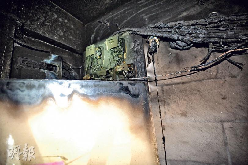 上水一個劏房單位昨晨疑因電表短路引致火警,事後可見單位牆上多個電表嚴重焚毁,牆壁熏黑。(衛永康攝)黃埔花園火警中,起火單位疑睡房牀頭燈電線短路起火,單位嚴重焚毁,更波及樓上窗戶爆裂。(賴俊傑攝) 上水一個劏房單位昨晨疑因電表短路引致火警,事後可見單位牆上多個電表嚴重焚毁,牆壁熏黑。(衛永康攝)黃埔花園火警中,起火單位疑睡房牀頭燈電線短路起火,單位嚴重焚毁,更波及樓上窗戶爆裂。(賴俊傑攝)