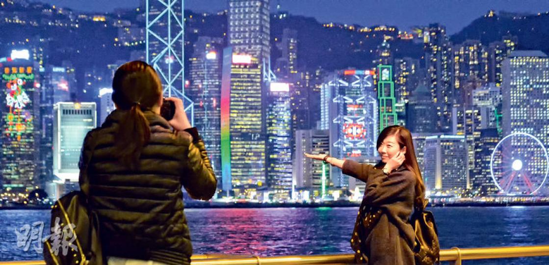 2015年整體訪港旅客人次按年下跌2.5%,主因是內地經濟放緩、「一周一行」效應逐漸浮現及港元匯率強勁等。旅發局預期上述因素暫不會有大改變,預測今年旅客人次續跌,但跌幅收窄至1.8%,局方會加強海外推廣吸客。(馮凱鍵攝) 2015年整體訪港旅客人次按年下跌2.5%,主因是內地經濟放緩、「一周一行」效應逐漸浮現及港元匯率強勁等。旅發局預期上述因素暫不會有大改變,預測今年旅客人次續跌,但跌幅收窄至1.8%,局方會加強海外推廣吸客。(馮凱鍵攝)