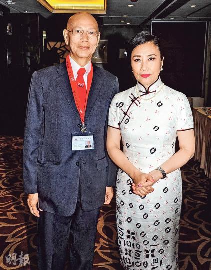 汪明荃穿旗袍與老公羅家英出席八和會館新春團拜。(攝影鎅O者:陳釗)阿姐與特首梁振英雞啄唔斷,原來她向特首詢問安排青少年粵劇演員到禮賓府演出的可能。(攝影鎅O者:陳釗) 汪明荃穿旗袍與老公羅家英出席八和會館新春團拜。(攝影鎅O者:陳釗)阿姐與特首梁振英雞啄唔斷,原來她向特首詢問安排青少年粵劇演員到禮賓府演出的可能。(攝影鎅O者:陳釗)