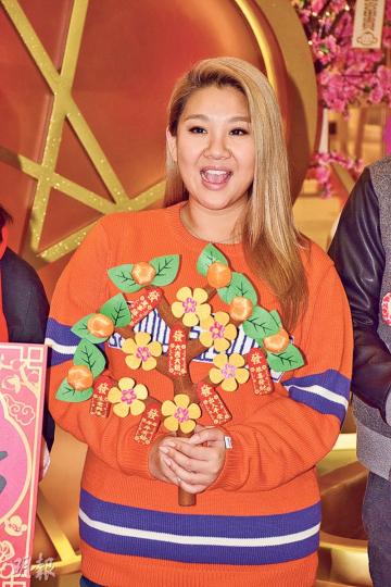 鄭欣宜自爆未敢與「未來老公」交流而錯失機會,希望對方再幫襯她買曲奇。(攝影:梁迺楠)鄭俊弘跟狗仔度情人節不愁寂寞。(攝影:梁迺楠) 鄭欣宜自爆未敢與「未來老公」交流而錯失機會,希望對方再幫襯她買曲奇。(攝影:梁迺楠)鄭俊弘跟狗仔度情人節不愁寂寞。(攝影:梁迺楠)