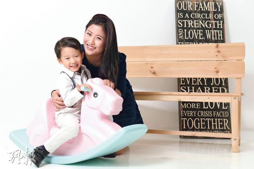Janet有子萬事足,但她仍不忘建立個人事業,現時除主理時裝及鐘表生意,亦於微信商城銷售美容產品,她感恩於有令她放心的親友和傭人照顧孩子,讓她可以兼顧事業。(黃志東攝)一看到好玩的玩具,TJ便不聽指示玩過不停,Janet要花盡唇舌才能哄得他企定定扮巴斯光年拍照。(黃志東攝) Janet有子萬事足,但她仍不忘建立個人事業,現時除主理時裝及鐘表生意,亦於微信商城銷售美容產品,她感恩於有令她放心的親友和傭人照顧孩子,讓她可以兼顧事業。(黃志東攝)一看到好玩的玩具,TJ便不聽指示玩過不停,Janet要花盡唇舌才能哄得他企定定扮巴斯光年拍照。(黃志東攝)