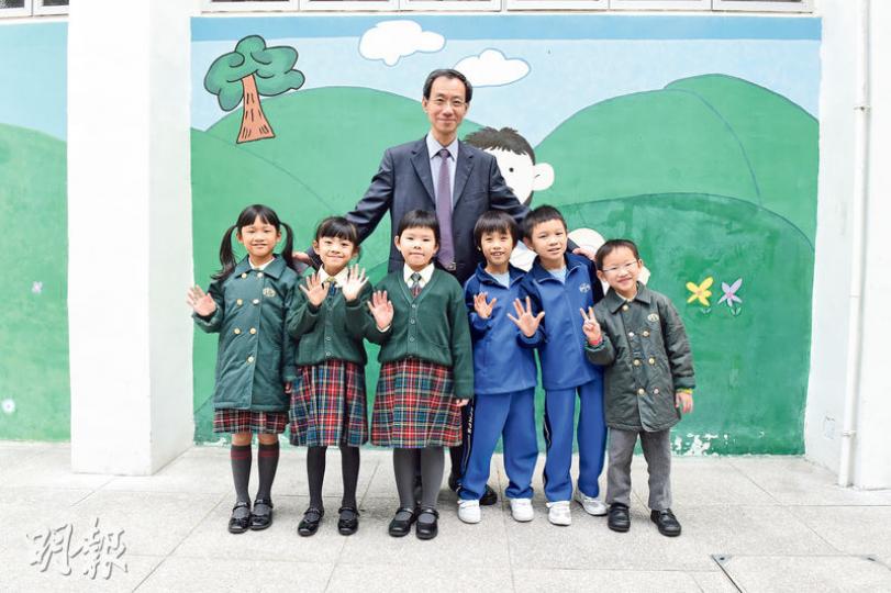 培基小學﹕課內課外,融入資優教育 (陳淑安攝)學校近年新興建了小舞台,主要為學生提供了一個小型表演場地。教師安排部分參加校際朗誦節及音樂節的學生於比賽前先在小舞台綵排,以增表演經驗,以及於午息時段進行樂器表演。圖為參加布偶活動的學生於小舞台演出。(陳淑安攝)培基學生在體育方面表現出色,如武術及羽毛球隊員都曾於各校外比賽中獲得多個獎項,武術班導師更為前香港武術代表隊運動員。(陳淑安攝)圍繞學校的都是低密度住宅,環境可算十分清靜。(陳淑安攝)黃校長身處的「環保生態園」,借助天台太陽能電板及風力發電組 培基小學﹕課內課外,融入資優教育 (陳淑安攝)學校近年新興建了小舞台,主要為學生提供了一個小型表演場地。教師安排部分參加校際朗誦節及音樂節的學生於比賽前先在小舞台綵排,以增表演經驗,以及於午息時段進行樂器表演。圖為參加布偶活動的學生於小舞台演出。(陳淑安攝)培基學生在體育方面表現出色,如武術及羽毛球隊員都曾於各校外比賽中獲得多個獎項,武術班導師更為前香港武術代表隊運動員。(陳淑安攝)圍繞學校的都是低密度住宅,環境可算十分清靜。(陳淑安攝)黃校長身處的「環保生態園」,借助天台太陽能電板及風力發電組