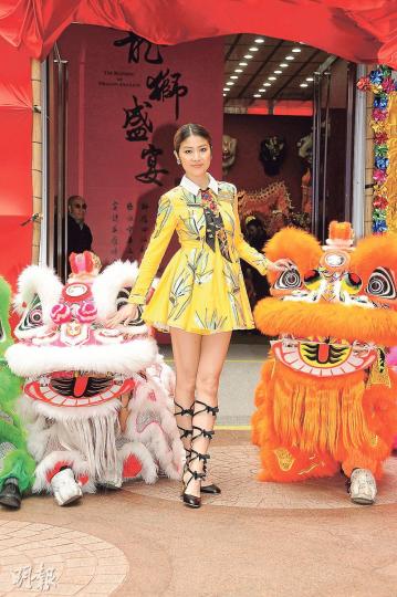 陳慧琳以一襲連身短裙騷長腿為醒獅點睛，十分吸睛。（攝影：孫華中）陳慧琳自言情人節最大驚喜，是大仔製作了一張賀卡送給她。（攝影：孫華中）