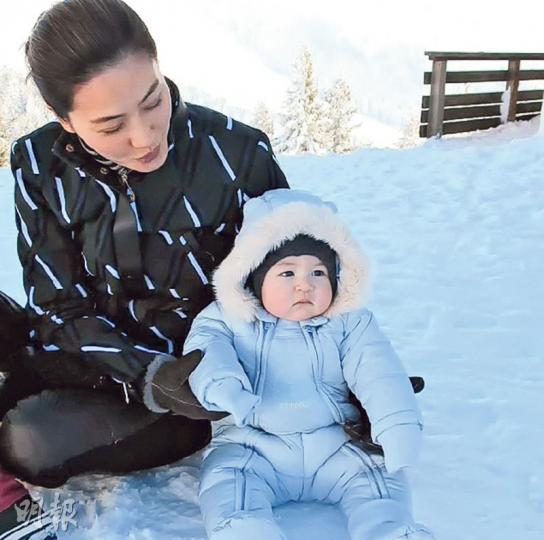 穿上雪褸的Jacques坐在雪地上萌爆。（微博圖片）周汶錡抱着7個多月大的囝囝Jacques在法國雪地上拍攝母子溫馨照。（微博圖片）