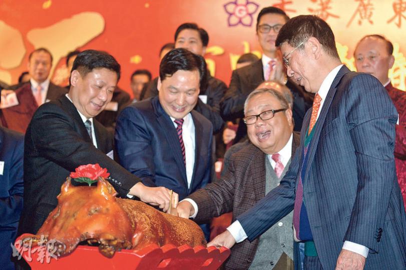 廣東社團總會主席陳永棋（右二）支持香港立「禁蒙面法」，又期望下屆政府能就《基本法》23條立法。中聯辦副主任林武（左二）未有正面回應。（蘇智鑫攝）