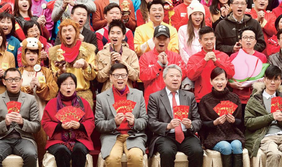 商業電台昨新春團拜，商台管理層包括主席何驥（前排右三）、首席智囊陳志雲（前排左三）、總經理陳靜嫻（前排右二）等向傳媒拜年，一眾節目主持人亦有出席。陳志雲對尚未收到續牌消息表示不尋常。（鄧宗弘攝）