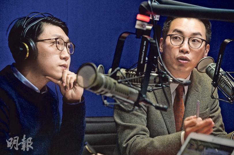 D100電台昨晚舉行立法會新界東補選論壇，7名候選人當中只有2人應邀出席，分別是本土民主前線梁天琦（左）和公民黨楊岳橋（右）。（馮凱鍵攝）
