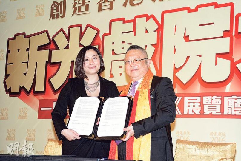 李國章女友何婷媚（左）跟李居明（右）完成簽訂播放合約儀式後，沒有受訪便離開。（攝影鎅O者：柯美）河國榮首次粉墨登場做大戲，事前做足準備工夫。（攝影鎅O者：柯美）