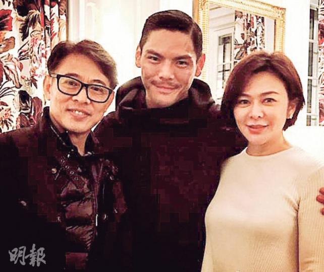 向佐(中)與當年飾演黃飛鴻與十三姨的李連杰(左)、關之琳(右)合照。(微博圖片) 向佐(中)與當年飾演黃飛鴻與十三姨的李連杰(左)、關之琳(右)合照。(微博圖片)