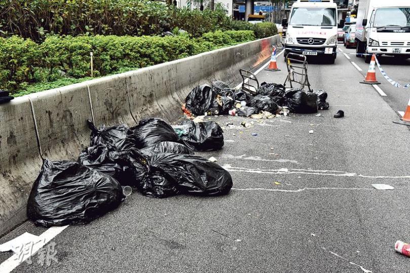 車禍後,現場遺下手推車及多袋散滿一地的垃圾,部分垃圾從破損膠袋溢出,包括食物渣滓、紙杯等。(林智傑攝)記者現場觀察所見,不時有清潔工推着載滿垃圾的手推車從行人路(1),橫過馬路至快線(2),順着車流方向,緩慢將垃圾推至民吉街垃圾站傾倒。(林智傑攝) 車禍後,現場遺下手推車及多袋散滿一地的垃圾,部分垃圾從破損膠袋溢出,包括食物渣滓、紙杯等。(林智傑攝)記者現場觀察所見,不時有清潔工推着載滿垃圾的手推車從行人路(1),橫過馬路至快線(2),順着車流方向,緩慢將垃圾推至民吉街垃圾站傾倒。(林智傑攝)