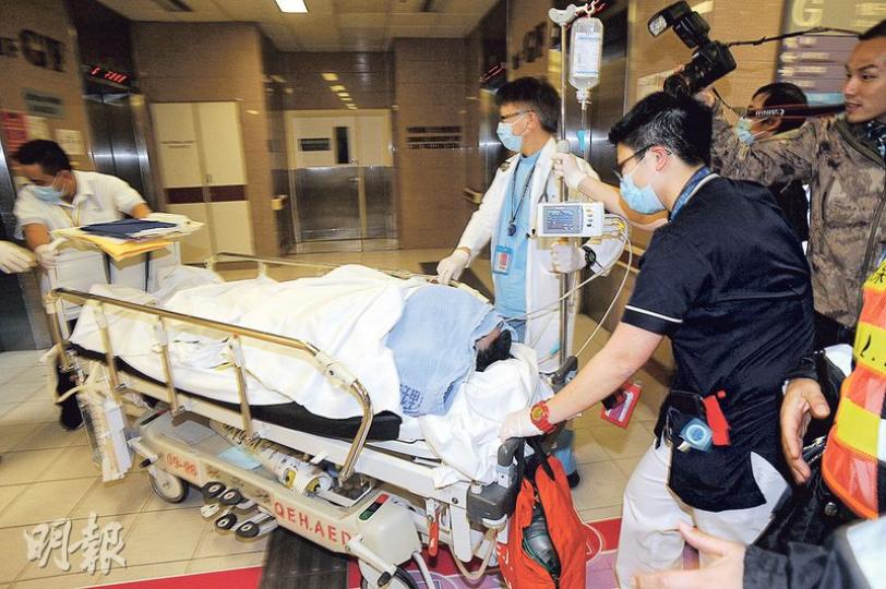 牛頭角警署發生警員吞槍企圖自殺事件，涉事警員以佩槍自轟左胸尋死，子彈射中近左邊鎖骨位置，送往深切治療部搶救，情况危殆。（樊銳昌攝）