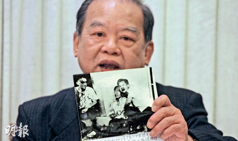 當年是左派傳媒《經濟導報》記者的「六七動力研究社」副社長許雲程，昨日展示當時採訪期間被警察打穿頭的血流披面照片（黑白照片中右一為許），指摘當年警察濫用暴力。他昨日拒絕評論《明報》記者於採訪旺角大衝突期間被警方毆打事件。（李紹昌攝）被警察開槍打傷左手、事後被捕入獄的六七暴動示威者顏文光，展示當年左手疤痕。他稱，當年成功令政府作出改善民生措施及社會福利，他認為旺角大衝突只會破壞香港安定。（李紹昌攝）