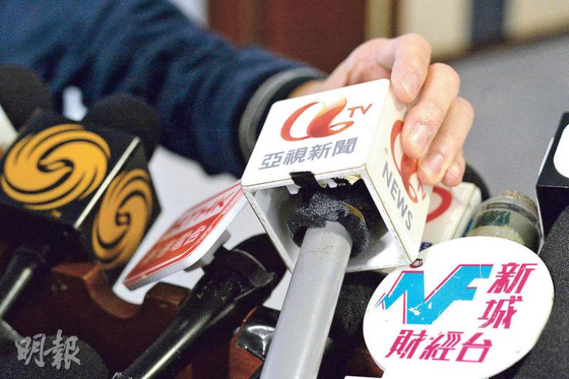 亞視新聞停播14天後，新聞部昨日復工，亞視「咪牌」「重出江湖」。（楊柏賢攝）