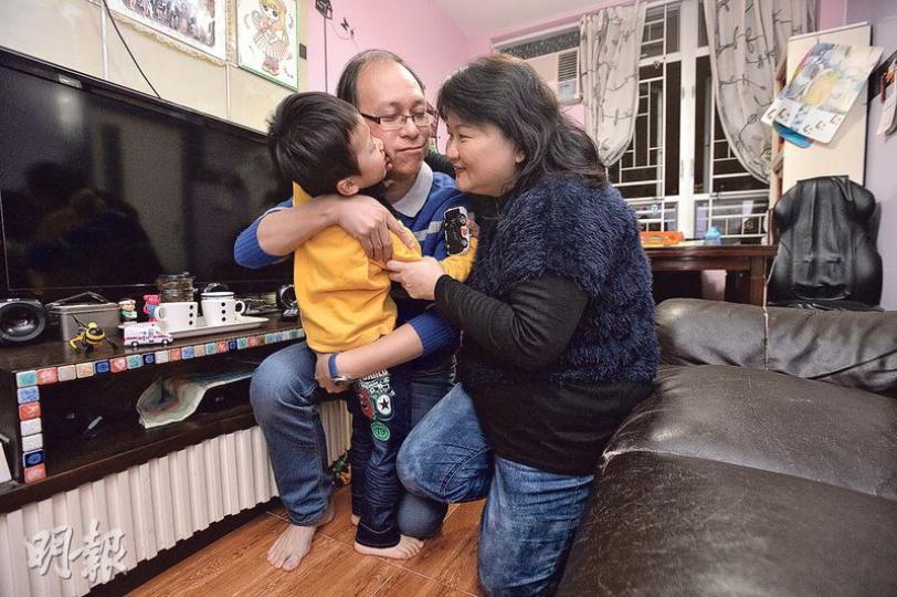 在葉太（右）的支持下，葉先生放棄安逸的退休生活，悉心照顧其懷中有特殊需要的寄養男童。（馮凱健攝）