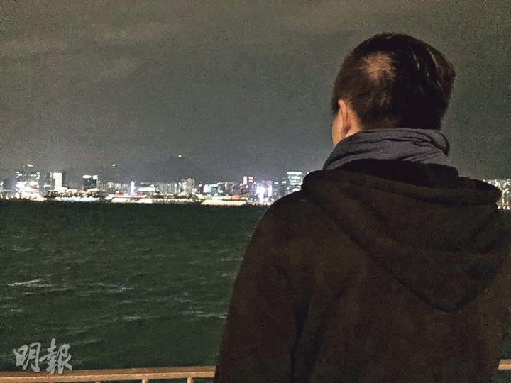 黃先生表示，因相信香港金融制度而在港投資倫敦金，是次投資令他損失慘重，呼籲警方盡快調查及避免更多人中招。（張艷紅攝）黃先生去年8月在網上開戶投資倫敦金，經紀在3個月內代他交易逾400次，34萬元本金虧蝕至剩下1萬元。（張艷紅攝）