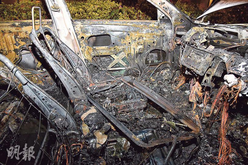 涉企圖傷人案的私家車遭縱火，嚴重焚毁。（蔡方山攝）