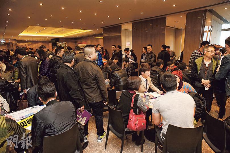樓花期約17個月的新地映御，以折實入場費低至約280萬元作招徠，於過去周末隨即吸引不少市民，參觀位於環球貿易廣場的示範單位。（陳淑安攝）
