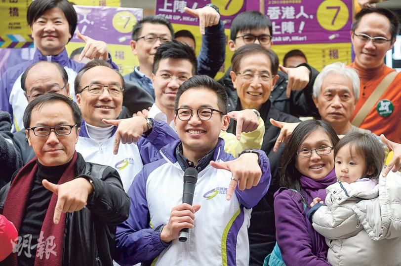 楊岳橋（前排中）昨日早上在將軍澳舉行造勢大會，獲多名泛民重量級人物站台支持，包括民主黨創黨主席李柱銘（中排右二）。楊岳橋表示，對選情樂觀及有信心，現時毋須告急。（鍾林枝攝）民建聯周浩鼎（前左三）昨在大埔舉行拉票活動，鄉議局副主席張學明（前右二）、工聯會鄧家彪（前左二）及經民聯張華峰（前左一）等均到場為周站台，現場有近300人出席活動。（馮凱鍵攝）