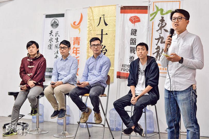 多個傘後組織噚日舉辦聯合記者會，講解來年工作計劃，左起：青年新政發言人黃俊傑、荃灣民生動力潘昭霖、慈雲山建設力量鄧穎輝、東九龍社區關注組發言人陳澤滔。右一為主持人。（馮凱鍵攝）
