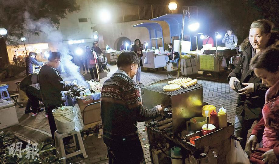 屯門良景市集對開空地於新春期間，接連因小販問題爆發衝突，小販自年初三開始便停止擺賣。小販已轉至與市集相距2分鐘步程的良景輕鐵站附近擺賣。（蘇智鑫攝）昨晚約8時開始，陸續約10個熟食檔開始營業，附近則有約50名警員巡邏。（蘇智鑫攝）