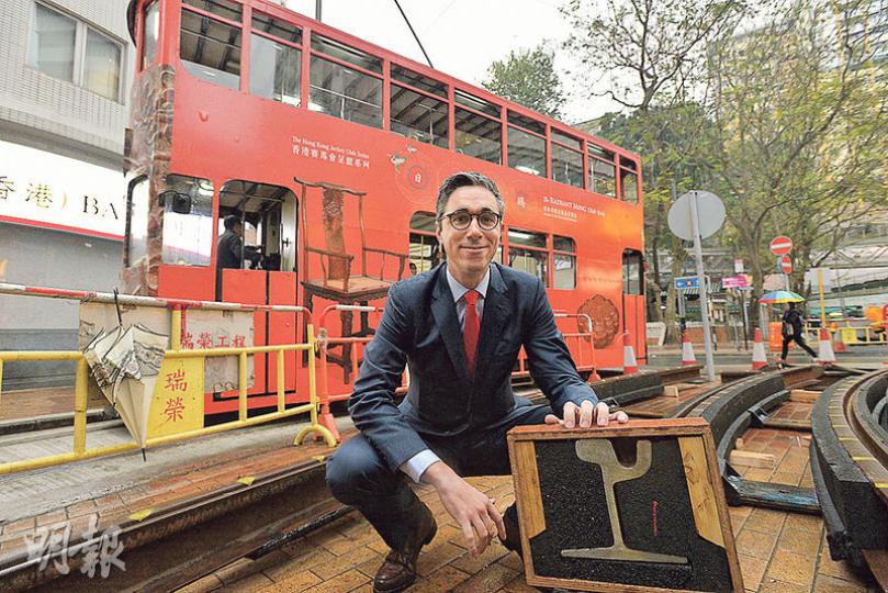 香港電車董事總經理魏文手持鋪路軌新技術的「橫切面」模型，採用具彈性的環保物料包裹路軌，分隔金屬路軌與混凝土，有效大幅降低噪音，增強避震力，車程更舒適。（楊柏賢攝）