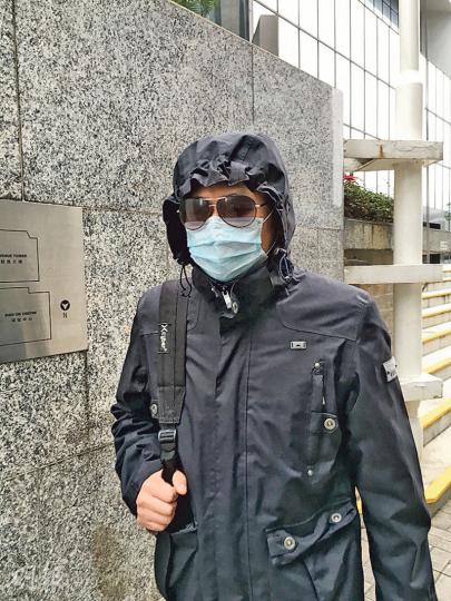 警長賴永傑（圖）涉嫌向非法賭檔女負責人「通水」，收受對方1000元現金、聖安娜餅卡及花旗參，昨在區院否認藉公職作出不當行為及公職人員接受利益共3罪受審。（黃建邦攝）非法賭檔女負責人歐培蘭（圖）被指向警長提供利益，昨於區院受審，控方案情指她為了償還當時男友的欠債，替一名林姓男子經營非法賭檔。（黃建邦攝）