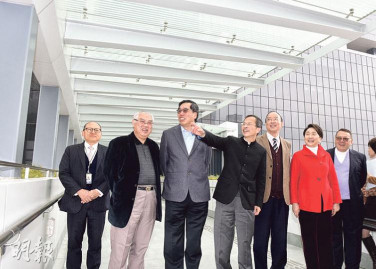 立法會金融界議員吳亮星（左起）、民建聯黃定光、經民聯梁君彥、主席曾鈺成、「體育、演藝、文化及出版界」馬逢國、民主黨劉慧卿，以及經民聯石禮謙，一同出席立法會新行人天橋啟動禮。（陳淑安攝）