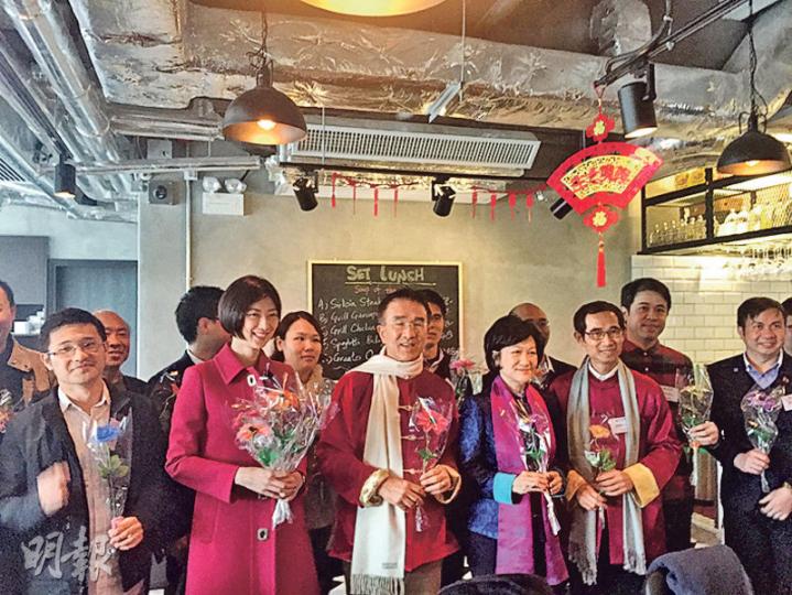 噚日元宵佳節，新民黨齊齊同傳媒聚會，又向記者送花，新民黨主席葉劉淑儀（前排右二）就自爆成世人都無桃花運。（何曉勤攝）
