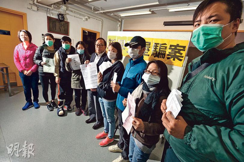 元朗白沙村非法寮屋的一批租客，昨召開記者會講述被「逼遷」事件，稱憂短期內難覓新居。圖中左五為協助他們的立法會議員梁志祥。（蘇智鑫攝）涉事的非法石屎寮屋蓋有鐵皮屋簷，共有8個單位。（龐浩吉攝）