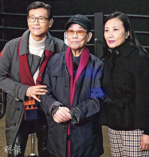 精神奕奕的顧嘉煇（中）與演唱會嘉賓汪明荃（右）及鄭少秋（左）一起綵排。（攝影：楊安莉）