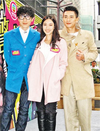 黃宗澤（右起）、朱千雪及陸永為新劇宣傳送足金金猴。（攝影：柯美）