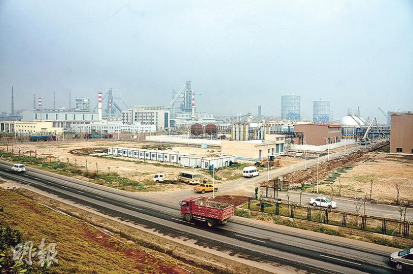 湛江鋼鐵項目去年建成投產。圖為廠區內景。(明報記者攝) 湛江鋼鐵項目去年建成投產。圖為廠區內景。(明報記者攝)