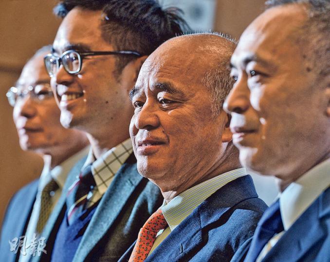 受累人民幣貶值,新世界發展內地業務錄得12.5億元匯兌損失,令集團截至去年12月底半年度純利按年大跌43.6%至33億元。右二為主席鄭家純與右三執行副主席鄭志剛。(劉焌陶攝) 受累人民幣貶值,新世界發展內地業務錄得12.5億元匯兌損失,令集團截至去年12月底半年度純利按年大跌43.6%至33億元。右二為主席鄭家純與右三執行副主席鄭志剛。(劉焌陶攝)
