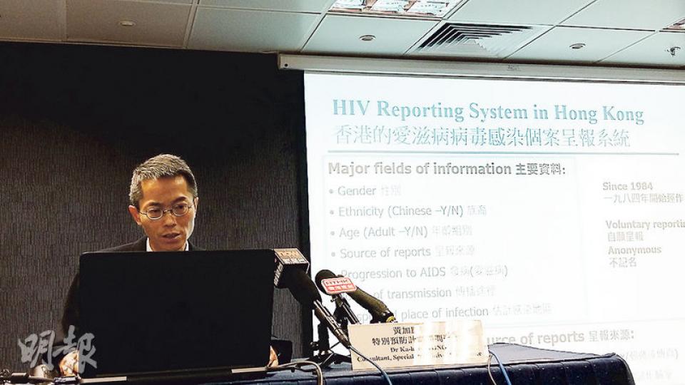 感染愛滋病病毒個案數字連續5年破紀錄,衛生防護中心顧問醫生黃加慶表示,性接觸仍然是最主要的愛滋病病毒傳播途徑,尤其是男男性接觸,提醒市民正確使用安全套。(鄧力行攝) 感染愛滋病病毒個案數字連續5年破紀錄,衛生防護中心顧問醫生黃加慶表示,性接觸仍然是最主要的愛滋病病毒傳播途徑,尤其是男男性接觸,提醒市民正確使用安全套。(鄧力行攝)