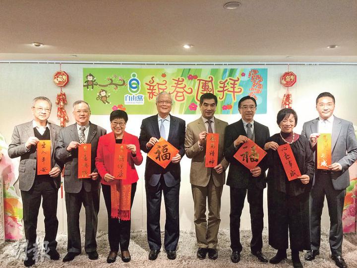 元宵節都過埋,富貴黨自由黨噚日先舉辦新春團拜,主席鍾國斌(右四)笑言,咁遲搞團拜,係因為唔少成員都趁假期周遊列國。不過一向搞笑嘅飲食界張宇人(左二)就舉手自辯,話自己最乖留守本港。(渠贇攝) 元宵節都過埋,富貴黨自由黨噚日先舉辦新春團拜,主席鍾國斌(右四)笑言,咁遲搞團拜,係因為唔少成員都趁假期周遊列國。不過一向搞笑嘅飲食界張宇人(左二)就舉手自辯,話自己最乖留守本港。(渠贇攝)