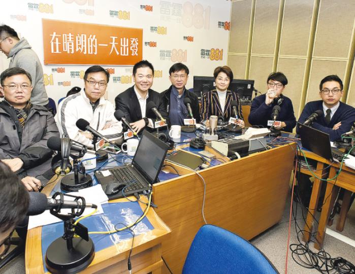 立法會新界東補選候選人昨出席商台的選舉論壇,圖為劉志成(左起)、黃成智、周浩鼎、梁思豪、方國珊、 梁天琦、楊岳橋。(陳淑安攝) 立法會新界東補選候選人昨出席商台的選舉論壇,圖為劉志成(左起)、黃成智、周浩鼎、梁思豪、方國珊、 梁天琦、楊岳橋。(陳淑安攝)