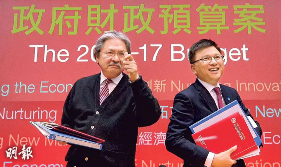 財政司長曾俊華(左)昨在《2016/17年度財政預算案》中大談本土及政治問題,成為記者會上追問焦點,他與傳媒對答妙語如珠,表情生動。記者會後,有傳媒要求曾俊華唱兩句結語部分引用的《憑著愛》歌詞,他豎起手指笑說「你最好搵譚志源局長」(譚一向喜歡唱歌),引來現場一片笑聲。右為財經事務及庫務局長陳家強。(楊柏賢攝)曾俊華在預算案中調升薪俸稅和個人入息稅的個人免稅額10%,是3年以來的首次。(馮凱鍵攝) 財政司長曾俊華(左)昨在《2016/17年度財政預算案》中大談本土及政治問題,成為記者會上追問焦點,他與傳媒對答妙語如珠,表情生動。記者會後,有傳媒要求曾俊華唱兩句結語部分引用的《憑著愛》歌詞,他豎起手指笑說「你最好搵譚志源局長」(譚一向喜歡唱歌),引來現場一片笑聲。右為財經事務及庫務局長陳家強。(楊柏賢攝)曾俊華在預算案中調升薪俸稅和個人入息稅的個人免稅額10%,是3年以來的首次。(馮凱鍵攝)