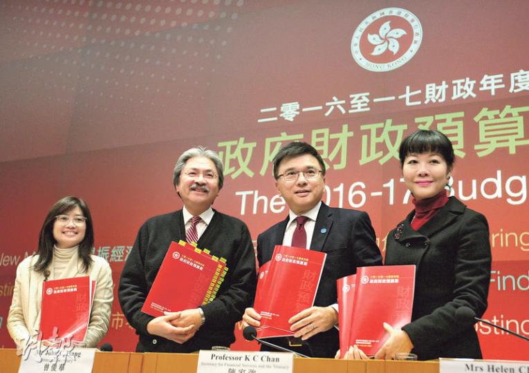 財政司長曾俊華被問到有議員正面評價預算案,他說「我也希望,我已寫了9年了。我也希望每一年都比去年好。所以,如果今年是比以前好,也是應該的」。問到預算案評分,他說「我留給你評吧」。左起為財經事務及庫務局常任秘書長謝曼怡、曾俊華、財經事務及庫務局長陳家強、政府經濟顧問陳李藹倫。(林俊源攝)行政會議召集人林煥光說,財政預算案的結語部分評論時局,令他很感動。被問到相比施政報告是否沒有這麼感動,林回應說,施政報告和預算案是不同的,兩者強調的範疇也不同,「我覺得不需要、亦不可以直接比較」。(林俊源攝) 財政司長曾俊華被問到有議員正面評價預算案,他說「我也希望,我已寫了9年了。我也希望每一年都比去年好。所以,如果今年是比以前好,也是應該的」。問到預算案評分,他說「我留給你評吧」。左起為財經事務及庫務局常任秘書長謝曼怡、曾俊華、財經事務及庫務局長陳家強、政府經濟顧問陳李藹倫。(林俊源攝)行政會議召集人林煥光說,財政預算案的結語部分評論時局,令他很感動。被問到相比施政報告是否沒有這麼感動,林回應說,施政報告和預算案是不同的,兩者強調的範疇也不同,「我覺得不需要、亦不可以直接比較」。(林俊源攝)