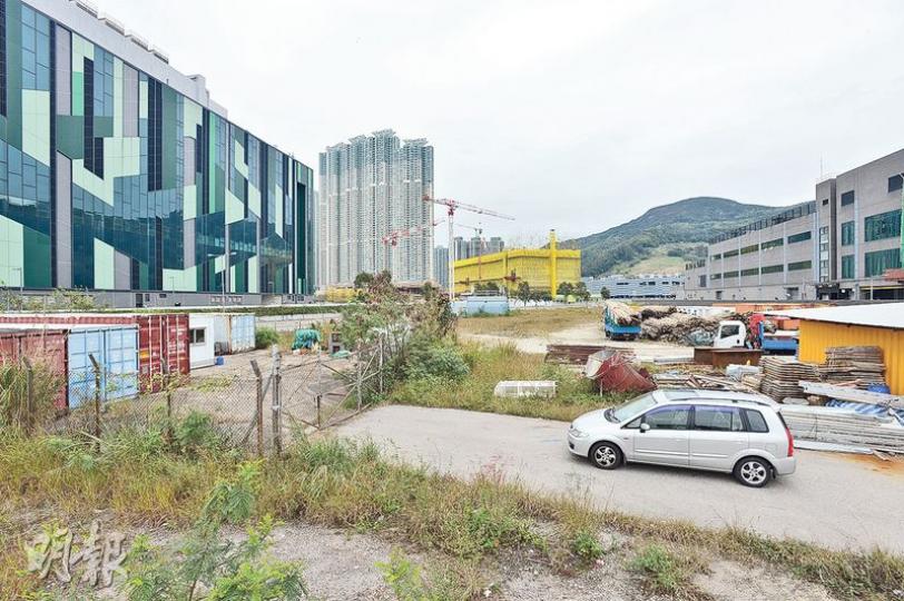 科技園研究在將軍澳工業邨興建高效能多層大廈,推動智能生產。據知其中一幅是位於中國移動環球網絡中心的對開位置(見圖),目前正擺滿不少雜物。(鄧宗弘攝) 科技園研究在將軍澳工業邨興建高效能多層大廈,推動智能生產。據知其中一幅是位於中國移動環球網絡中心的對開位置(見圖),目前正擺滿不少雜物。(鄧宗弘攝)