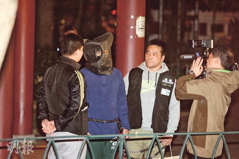 重案組探員將其中一名涉嫌炸彈恐嚇男子,押至油麻地佐治五世公園重組案情。(伍浦鋒攝) 重案組探員將其中一名涉嫌炸彈恐嚇男子,押至油麻地佐治五世公園重組案情。(伍浦鋒攝)