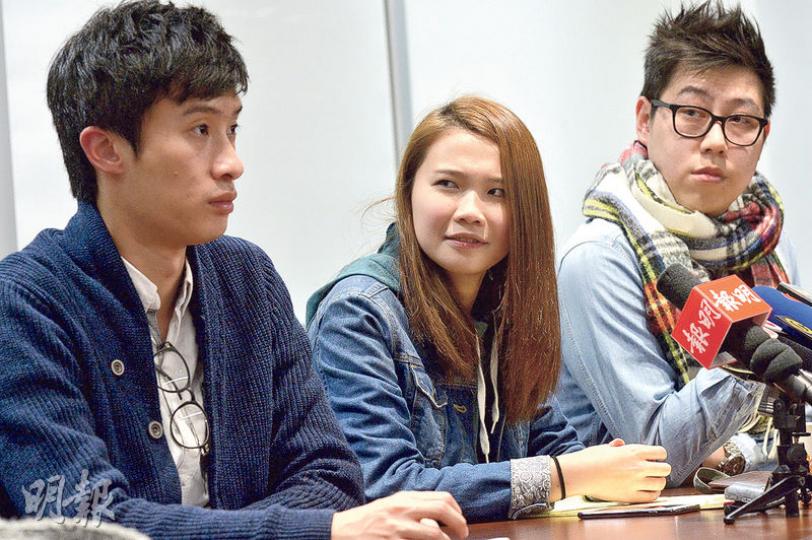 青年新政召集人梁頌恒(左起)、鍵盤戰線發言人鄺頌晴及八十後浪幹事高天暉昨開聯合記者會,鄺批評政府沒有盡力收窄分歧,在政府正式撤回草案前,會繼續堅持「開放式豁免」等要求,同時希望議員不要鬆懈,繼續拉布。(蘇智鑫攝) 青年新政召集人梁頌恒(左起)、鍵盤戰線發言人鄺頌晴及八十後浪幹事高天暉昨開聯合記者會,鄺批評政府沒有盡力收窄分歧,在政府正式撤回草案前,會繼續堅持「開放式豁免」等要求,同時希望議員不要鬆懈,繼續拉布。(蘇智鑫攝)