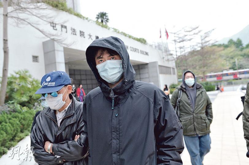 裁判官裁定「光復元朗」示威者林達榮(中)在公眾地方管有攻擊性武器罪名成立,明言判處即時監禁在所難免。林離開法院前在洗手間與親友交換外套,並戴上口罩,以避開記者拍攝。(蘇智鑫攝) 裁判官裁定「光復元朗」示威者林達榮(中)在公眾地方管有攻擊性武器罪名成立,明言判處即時監禁在所難免。林離開法院前在洗手間與親友交換外套,並戴上口罩,以避開記者拍攝。(蘇智鑫攝)