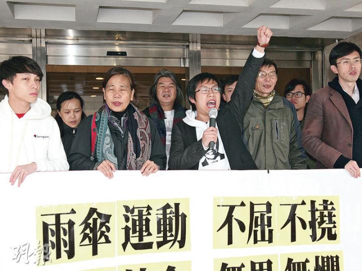 社會民主連線成員包括立法會議員梁國雄(左四)昨到高等法院,支持被控刑事藐視法庭的副主席黃浩銘(左五)。據悉,律政司沒有在限期前繳付所需的手續費一事,是由黃浩銘發現。(李紹昌攝) 社會民主連線成員包括立法會議員梁國雄(左四)昨到高等法院,支持被控刑事藐視法庭的副主席黃浩銘(左五)。據悉,律政司沒有在限期前繳付所需的手續費一事,是由黃浩銘發現。(李紹昌攝)