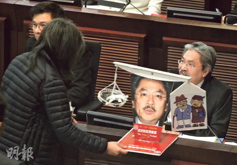 社民連梁國雄(背對鏡頭者)噚日甫入會議室,就行去財爺曾俊華(右一)度,將天秤請願紙牌交畀對方。財爺無叫長毛走開,仲笑笑口講「你啲手工真係做得愈嚟愈好」。(郭慶輝攝) 社民連梁國雄(背對鏡頭者)噚日甫入會議室,就行去財爺曾俊華(右一)度,將天秤請願紙牌交畀對方。財爺無叫長毛走開,仲笑笑口講「你啲手工真係做得愈嚟愈好」。(郭慶輝攝)