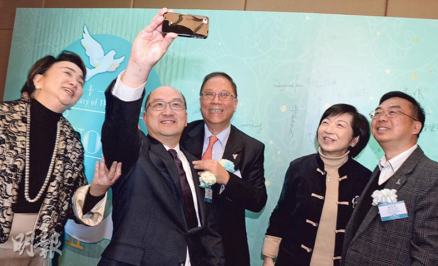 身負重任、代表政府出席民主黨黨慶嘅政制及內地事務局長譚志源(左二)一到場,就同民主黨主席劉慧卿(左一)、民主黨楊森(中)、行會成員羅范椒芬(右二),以及民主黨張文光(右一)玩自拍,似乎大家都好enjoy。(劉焌陶攝)民主黨3名立法會議員單仲偕(左起)、何俊仁同劉慧卿,噚日喺一眾嘉賓同黨友見證下「金盆洗手」,象徵喺今年立法會選舉交棒,畀機會一班「乳鴿」。(劉焌陶攝)雖然大部分官員無出席民主黨黨慶,但都仲有好多嘉賓到場,好似社聯前行政總裁方敏生(左起)、前政務司長陳方安生、自由黨田北俊等。(劉焌陶攝 身負重任、代表政府出席民主黨黨慶嘅政制及內地事務局長譚志源(左二)一到場,就同民主黨主席劉慧卿(左一)、民主黨楊森(中)、行會成員羅范椒芬(右二),以及民主黨張文光(右一)玩自拍,似乎大家都好enjoy。(劉焌陶攝)民主黨3名立法會議員單仲偕(左起)、何俊仁同劉慧卿,噚日喺一眾嘉賓同黨友見證下「金盆洗手」,象徵喺今年立法會選舉交棒,畀機會一班「乳鴿」。(劉焌陶攝)雖然大部分官員無出席民主黨黨慶,但都仲有好多嘉賓到場,好似社聯前行政總裁方敏生(左起)、前政務司長陳方安生、自由黨田北俊等。(劉焌陶攝