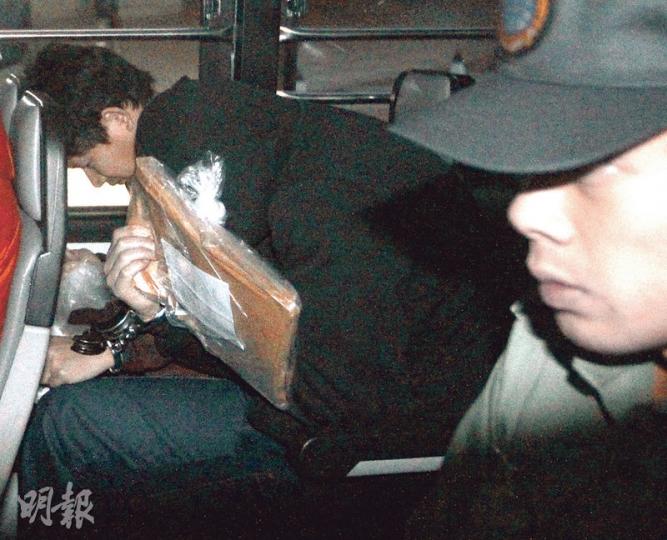 海事處前高級驗船督察黃鑑清(中)在南丫海難調查委員會聆訊中作假證供而被判囚15個月,被押往監獄。(郭慶輝攝) 海事處前高級驗船督察黃鑑清(中)在南丫海難調查委員會聆訊中作假證供而被判囚15個月,被押往監獄。(郭慶輝攝)