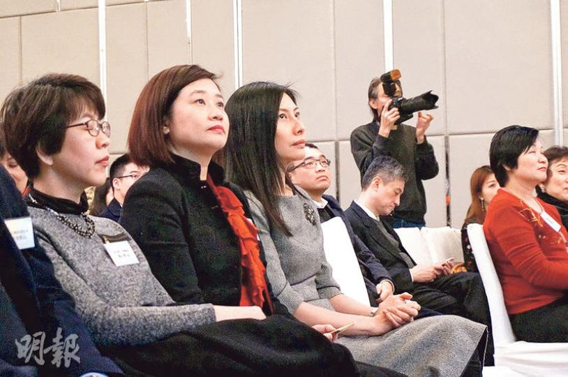 亞視股東代表何子慧(左二)昨出席活動時,沒回應亞視何時支薪,致辭時稱亞視會在新投資者司榮彬的帶領下重新出發。(袁樂婷攝) 亞視股東代表何子慧(左二)昨出席活動時,沒回應亞視何時支薪,致辭時稱亞視會在新投資者司榮彬的帶領下重新出發。(袁樂婷攝)