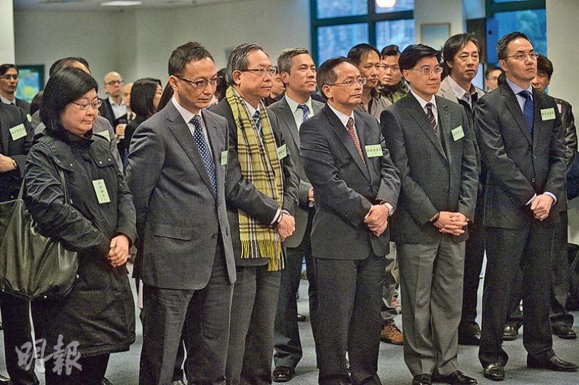 公務員事務局長張雲正(左二)與保安局長黎棟國(左三)昨出席紀律部隊評議會會慶,張雲正致辭時提到旺角大衝突,形容為「近年罕見事件」,對當晚的震撼畫面感痛心及憤怒。(蘇智鑫攝) 公務員事務局長張雲正(左二)與保安局長黎棟國(左三)昨出席紀律部隊評議會會慶,張雲正致辭時提到旺角大衝突,形容為「近年罕見事件」,對當晚的震撼畫面感痛心及憤怒。(蘇智鑫攝)