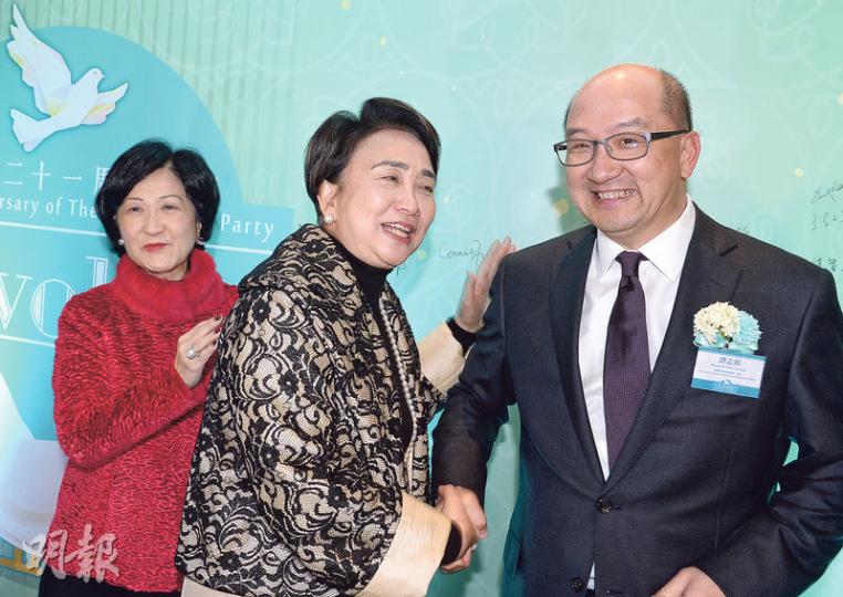 政制及內地事務局長譚志源(右)昨晚代表政府出席民主黨21周年黨慶酒會,但未有出席晚宴。民主黨主席劉慧卿(中)說,很開心見到獲邀請的人出席,亦尊重有事缺席的人。本身是行會成員的新民黨主席葉劉淑儀(左)也有出席。(劉焌陶攝) 政制及內地事務局長譚志源(右)昨晚代表政府出席民主黨21周年黨慶酒會,但未有出席晚宴。民主黨主席劉慧卿(中)說,很開心見到獲邀請的人出席,亦尊重有事缺席的人。本身是行會成員的新民黨主席葉劉淑儀(左)也有出席。(劉焌陶攝)